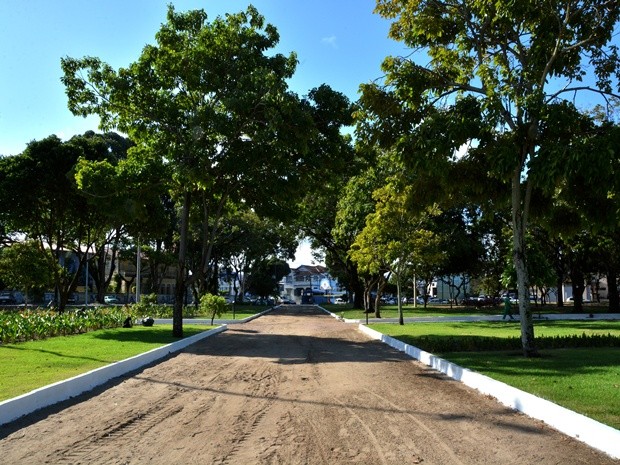 COMÉDIA: Praça da Independência será palco do espetáculo Arraial das Flores, neste domingo