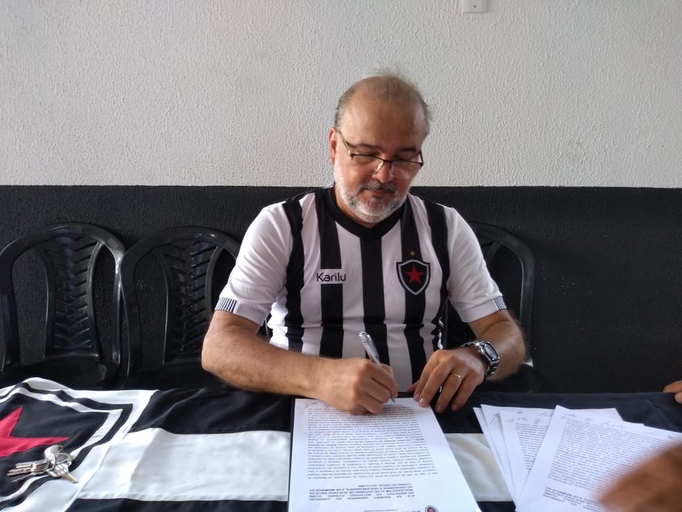 Diretoria do Botafogo-PB anuncia saída de 6 jogadores e renovação de contrato com o atacante Kelvin