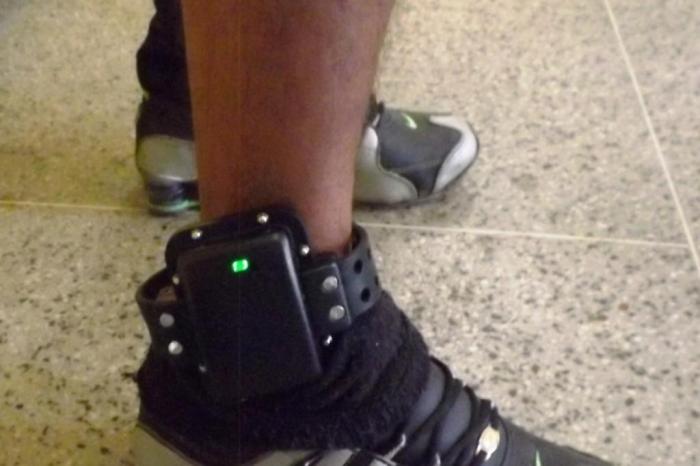 Policiais da Força Tática prendem homem acusado por homicídio, praticando roubo, com tornozeleira eletrônica, em Santa Rita