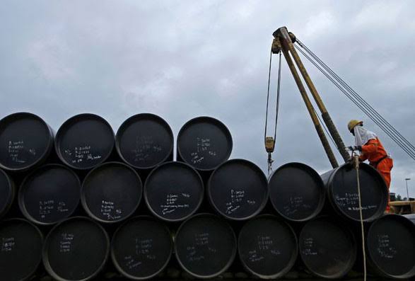 Preços do petróleo recuam para mínima de quase 4 semanas