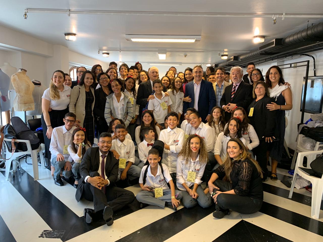 Luciano Cartaxo assiste apresentação de crianças do projeto Ação Social pela Música da PMJP em concerto no Theatro Municipal de SP