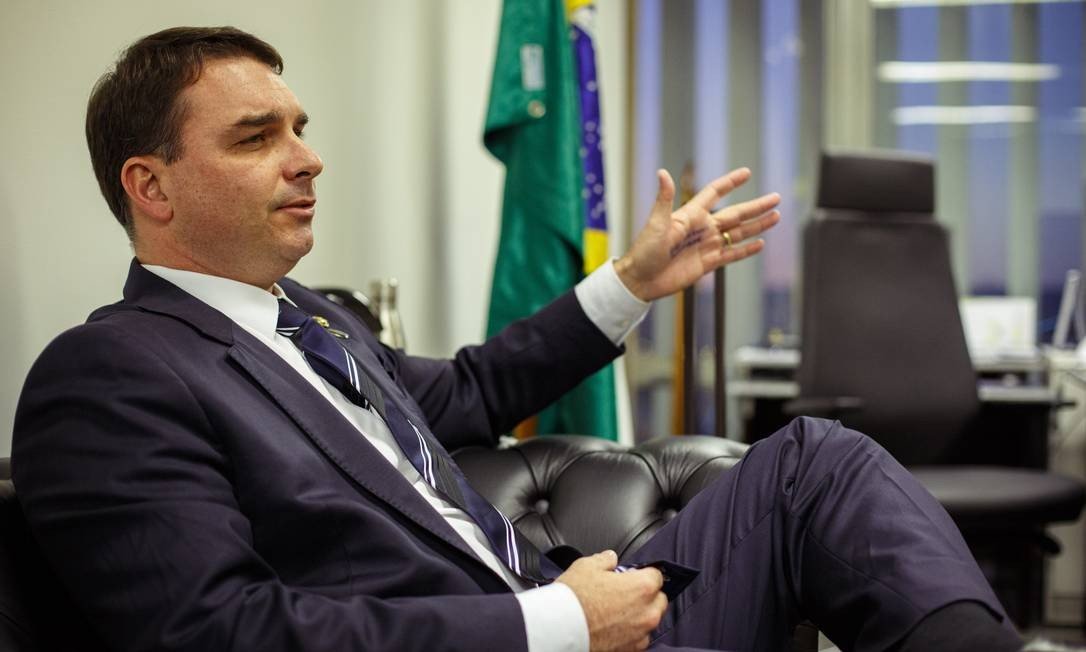 CONFISSÃO: Flávio Bolsonaro, filho do presidente Bolsonaro, admite que Queiroz pagava suas contas pessoais