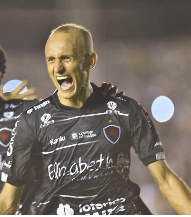 Jogador Juninho acerta com o Botafogo-PB e ficará no clube para mais uma temporada