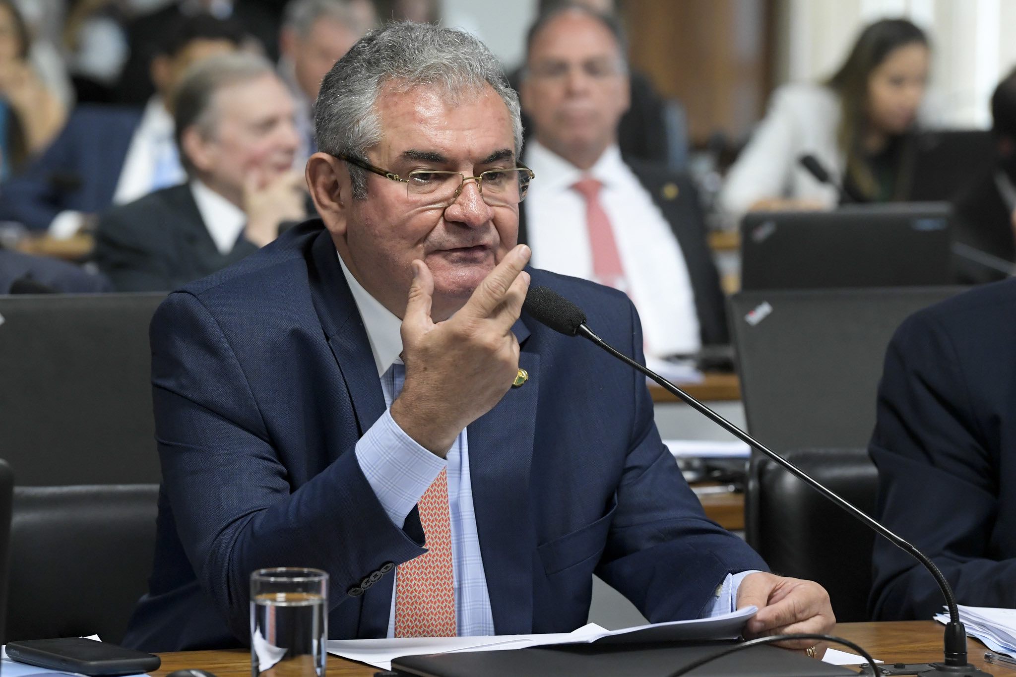 Comissão de Constituição, Justiça e Cidadania (CCJ) realiza audiência pública interativa para prestar informações e esclarecimentos a respeito do pacote anticrime e da atuação do Ministério da Justiça e Segurança Pública, apresentar e discutir as diretrizes e prioridades da pasta.  Em pronunciamento, à bancada, senador Angelo Coronel (PSD-BA).  Foto: Roque de Sá/Agência Senado