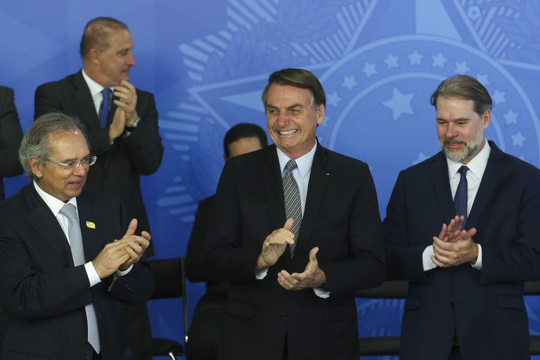 Bolsonaro assina Medida Provisória permite negociação de débitos entre contribuintes e a União