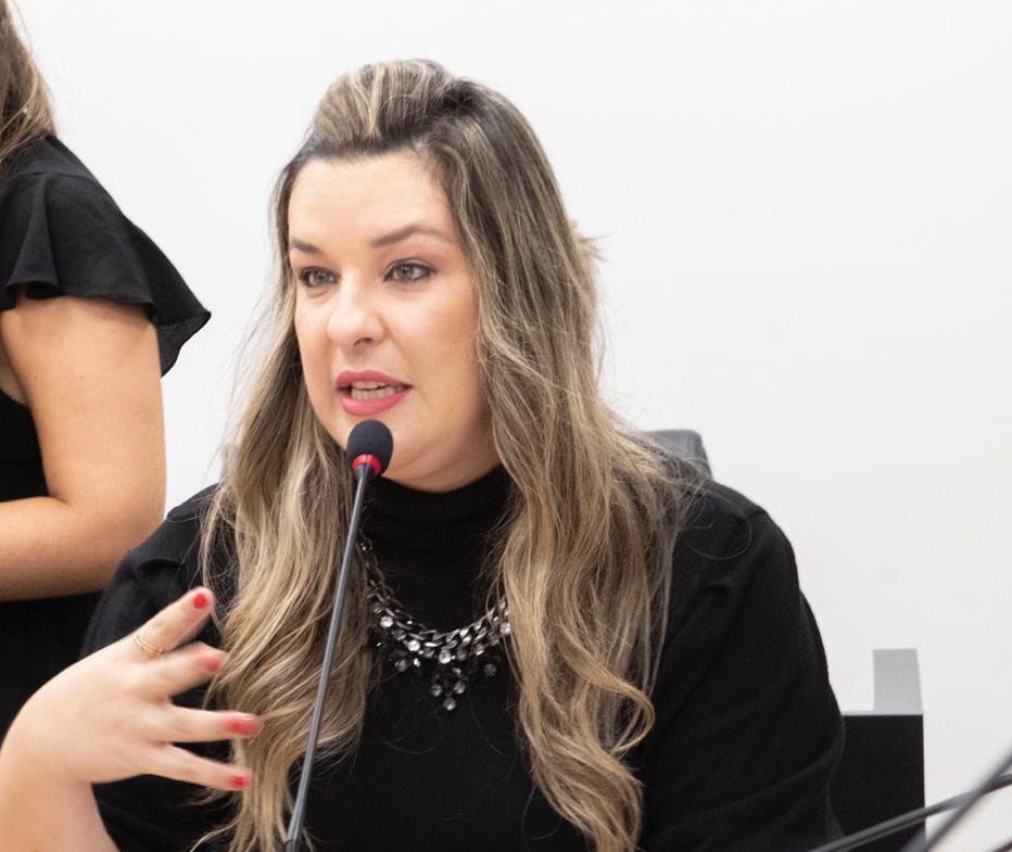 Projeto de Lei da deputada Camila Toscano proíbe colocar nomes em prédios, rodovias e repartições públicas de condenados por crimes