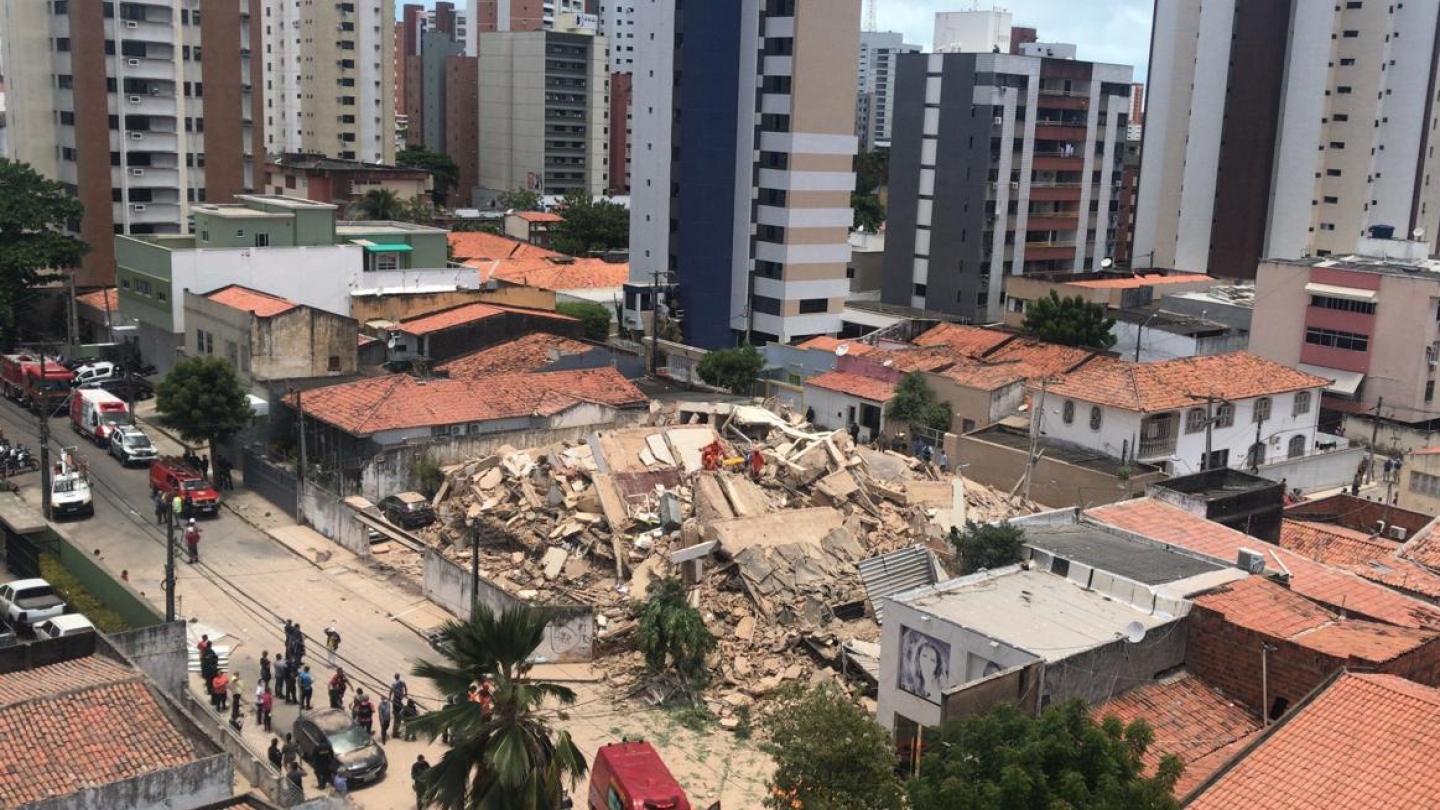 TRAGÉDIA: Prédio residencial de 7 andares desaba no bairro Dionísio Torres, em Fortaleza