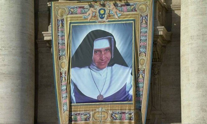 SANTA: Irmã Dulce é canonizada pelo Papa Francisco em cerimônia que reúne milhares no Vaticano