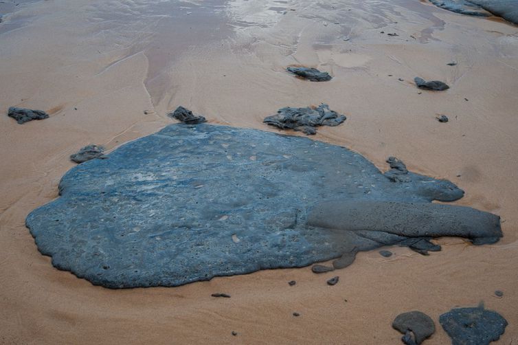 PF abre inquérito para apurar origem de manchas de óleo que estão poluindo as praias do Nordeste