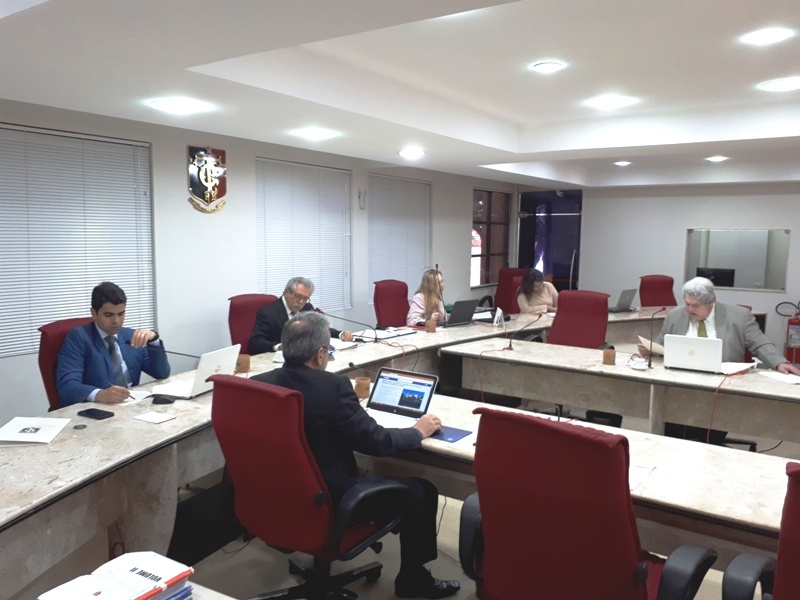 Câmara do TCE referenda cautelar e confirma suspensão de pagamentos da limpeza urbana de Bayeux por irregularidades