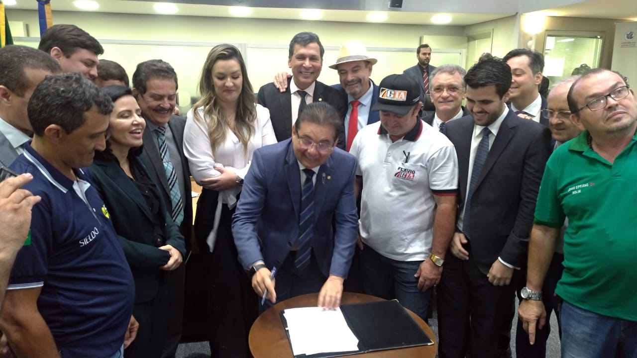 Presidente Adriano Galdino promulga lei que regulariza o transporte público complementar na Paraíba