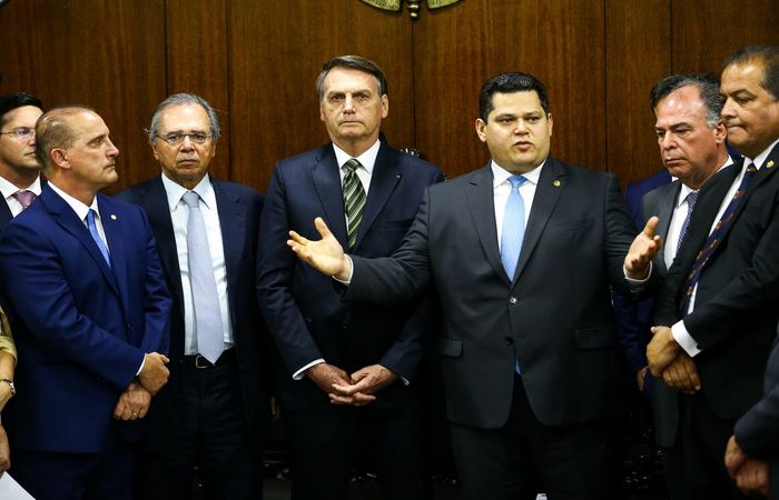 O presidente Jair Bolsonaro, o ministro da Economia, Paulo Guedes, e o ministro da Casa Civil, Onyx Lorenzoni, entregam o Plano mais Brasil – Transformação do Estado ao presidente do Congresso Nacional, Davi Alcolumbre