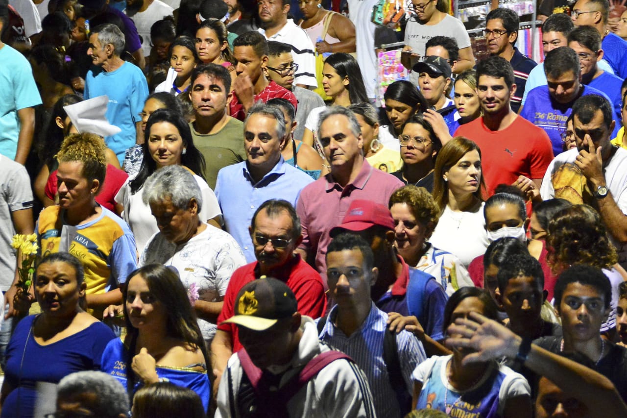 Prefeito Luciano Cartaxo participa de procissão entre milhares de fiéis na romaria de Nossa Senhora da Penha