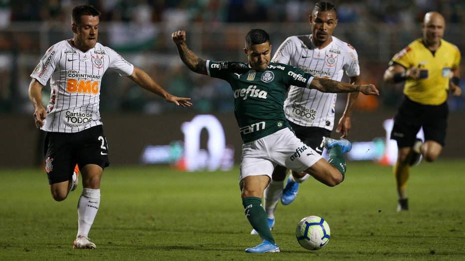 SP - PALMEIRAS/CORINTHIANS - ESPORTES - O jogador Dudu, do Palmeiras, disputa bola com o jogador Ramiro, do Corinthians, durante jogo entre Palmeiras x Corinthians realizado no Estádio Municipal Paulo Machado de Carvalho, o Pacaembu, Zona Oeste de São Paulo, SP. A partida é válida pela 32ª rodada do Campeonato Brasileiro 2019. 09/11/2019 - Foto: Cesar Greco/Ag Palmeiras
