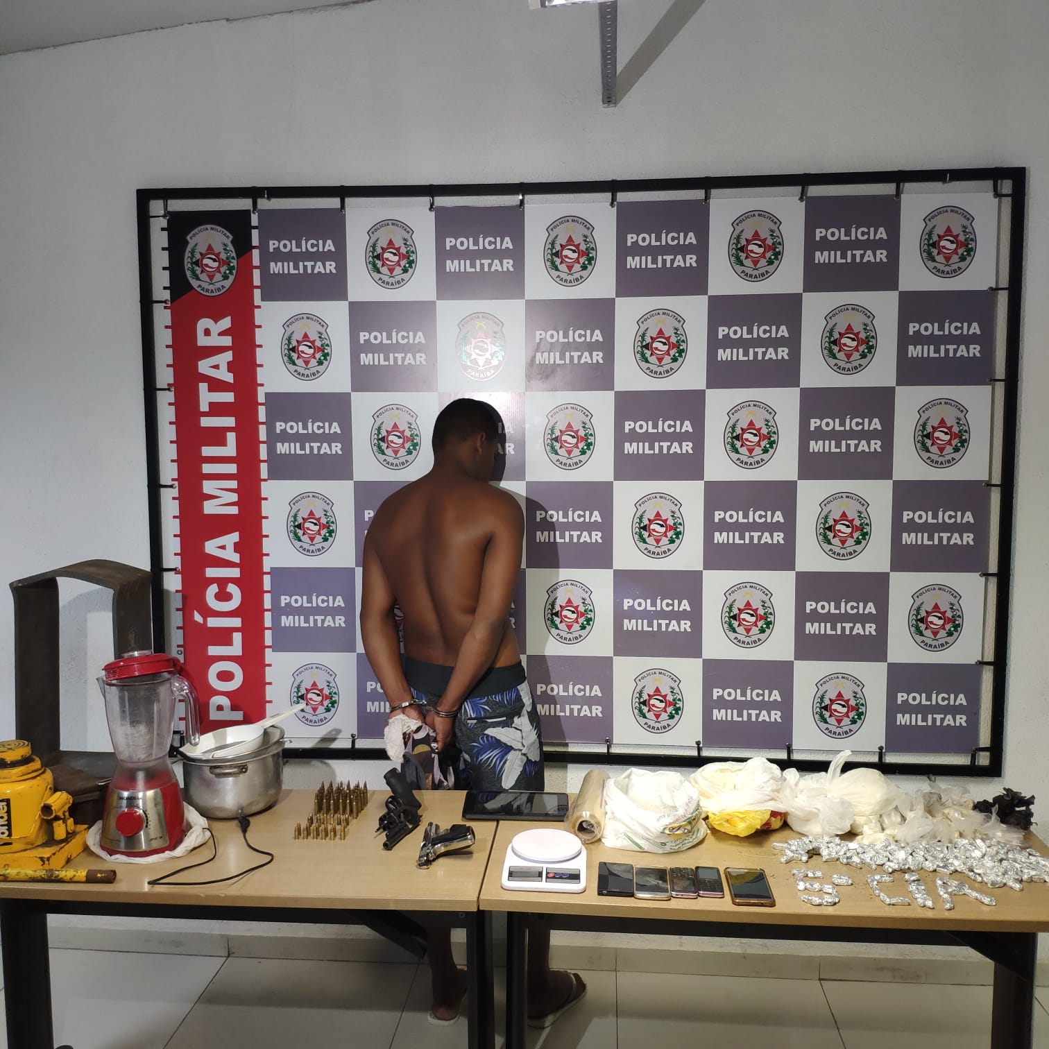 Polícia encontra laboratório de drogas e prende suspeito na Comunidade Padre Ibiapina, em João Pessoa