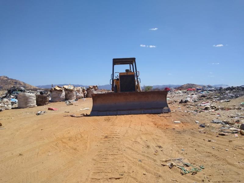 MEIO AMBIENTE: Máquinas estão atuando no lixão de Patos para combater focos de incêndio
