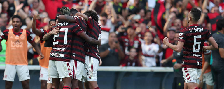 Com 3 gols de Bruno Henrique, Flamengo goleia Corinthians no Maracanã