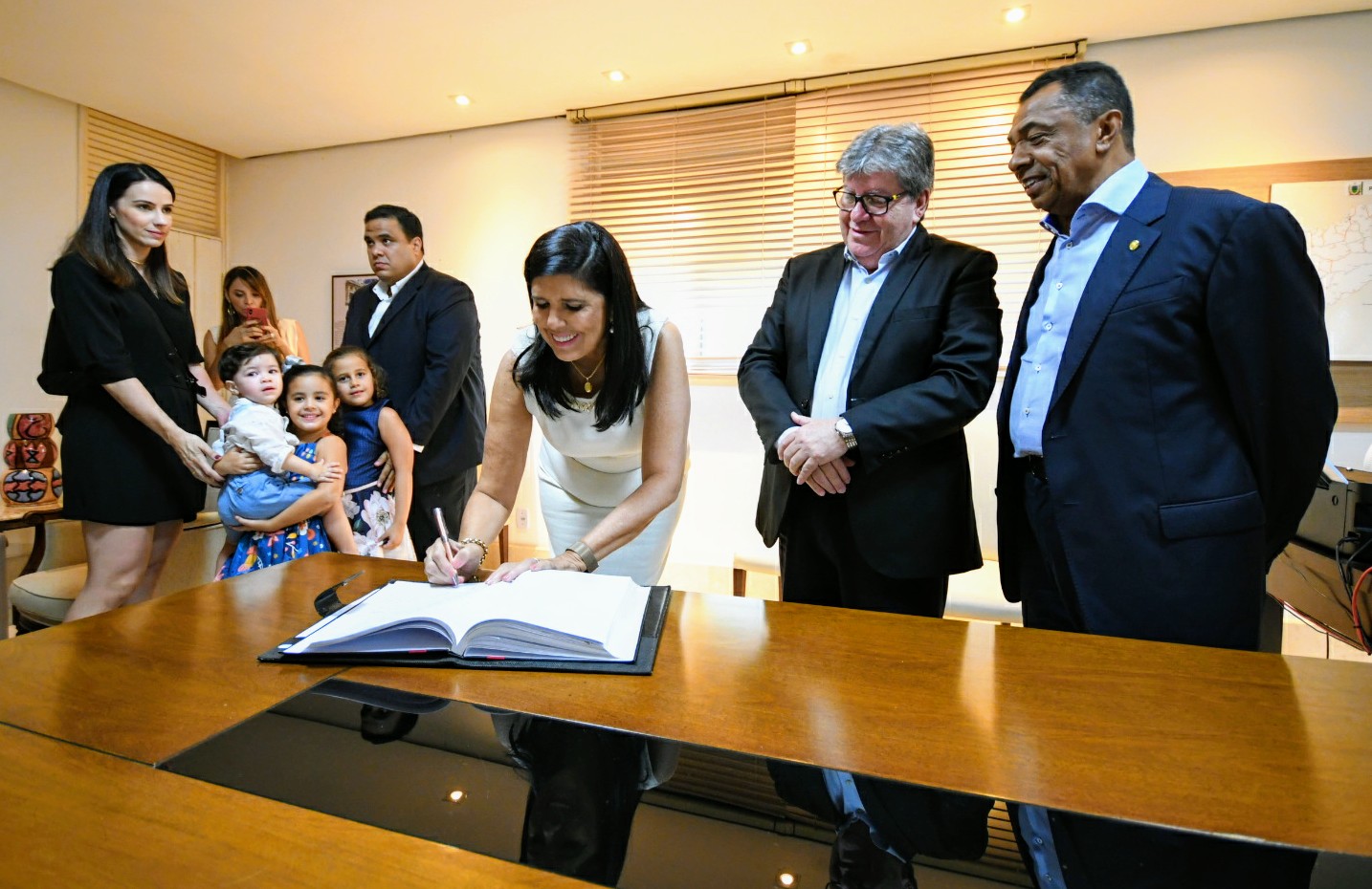 CONFIANÇA: Governador João transmite cargo a vice, Lígia Feliciano,  e viaja à Europa onde buscará investimentos para a Paraíba