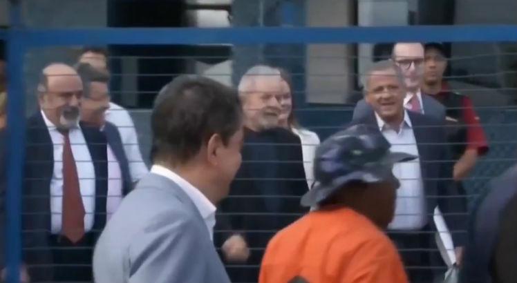 Autorizado pelo Supremo, o ex-presidente Lula deixa a prisão em Curitiba após 580 dias de cárcere