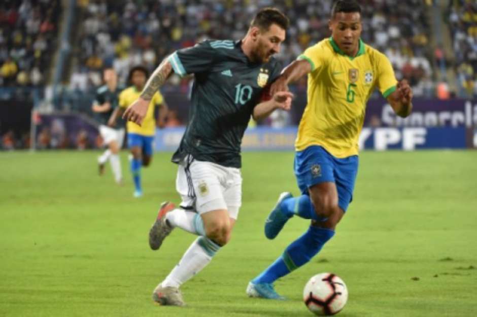 Sem vencer a 5 partidas, Brasil perde para a Argentina na Arábia Saudita