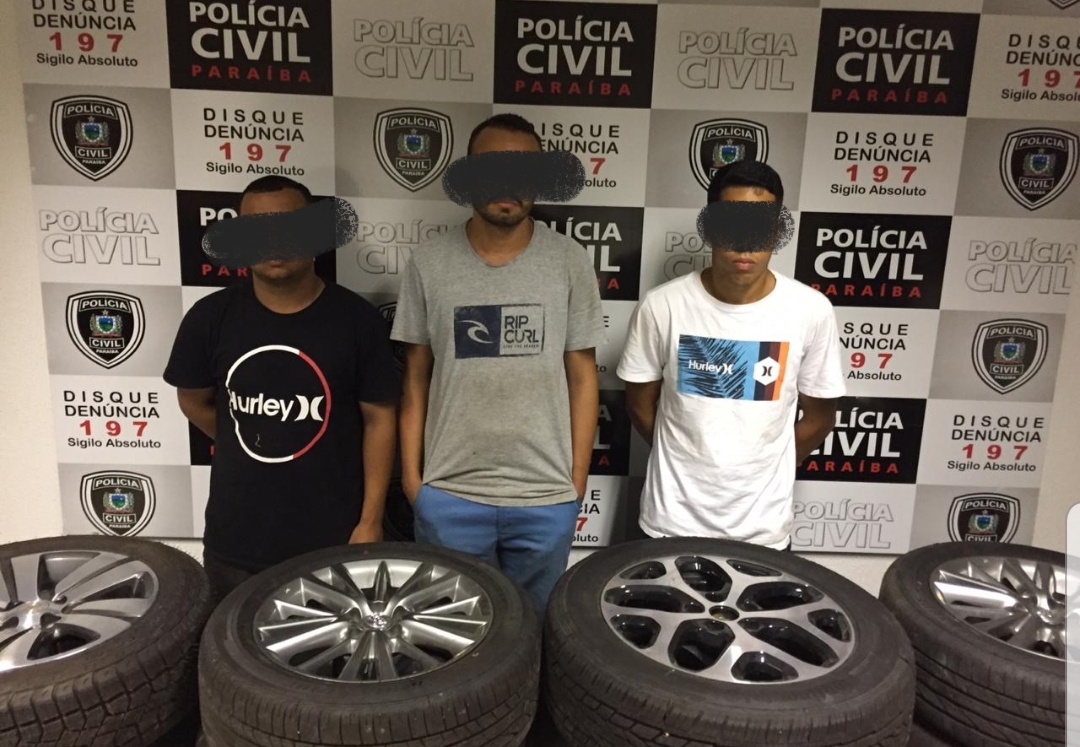 Polícia recupera 32 pneus e rodas de liga leve furtados de veículos no estacionamento do Hiper Bompreço, no Bessa