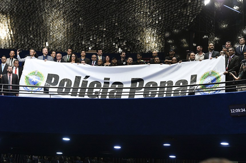 De autoria do ex- senador Cássio, Senado promulga emenda que transforma agentes penitenciários em policiais penais