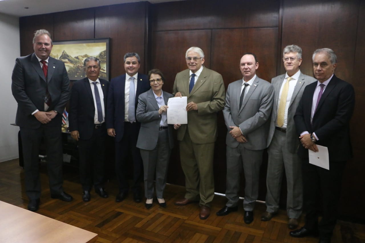 Secretário Efraim Morais assina convênio no Ministério da Agricultura para estimular a produção de palma forrageira irrigada na Paraíba