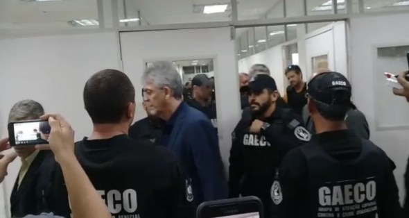 CALVÁRIO: Cumprindo determinação da Justiça, ex-governador Ricardo Coutinho já está usando tornozeleira eletrônica e não pode sair de João Pessoa
