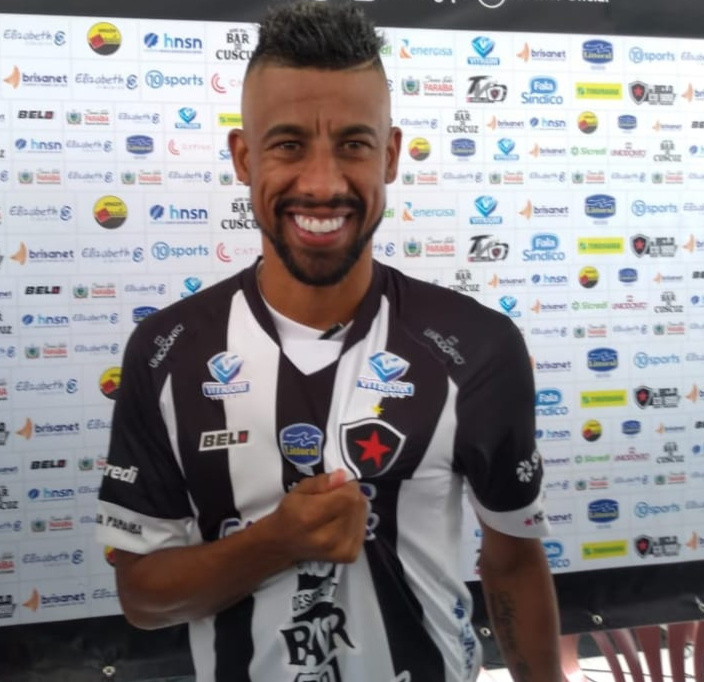 Recepcionado em grande festa pela torcida e dirigentes, lateral Leo Moura se apresenta para jogar pelo Botafogo-PB