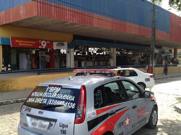 ASSALTO: Bandidos trocam tiros com segurança de carro-forte no Bompreço da Castro Pinto, em João Pessoa