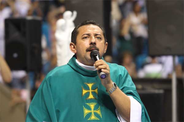 Missa de Cura: Padre que reúne multidão no Ceará celebra em João Pessoa neste domingo