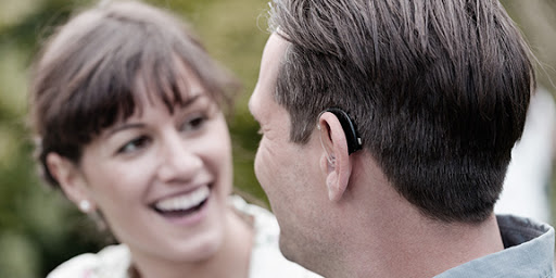 TECNOLOGIA: Novos aparelhos auditivos ajudam o cérebro a dar significado aos sons, garantindo melhor audição