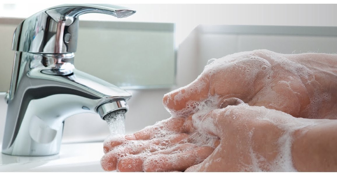 HIGIENE E PREVENÇÃO: unhas longas, anéis e até esmaltes devem ser evitados em ações contra a propagação do coronavírus