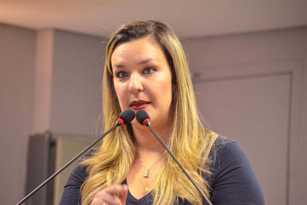 CCJ emite parecer contra veto do governador João Azevêdo a projeto de Camila Toscano que prevê denúncia de violência contra mulher via WhatsApp