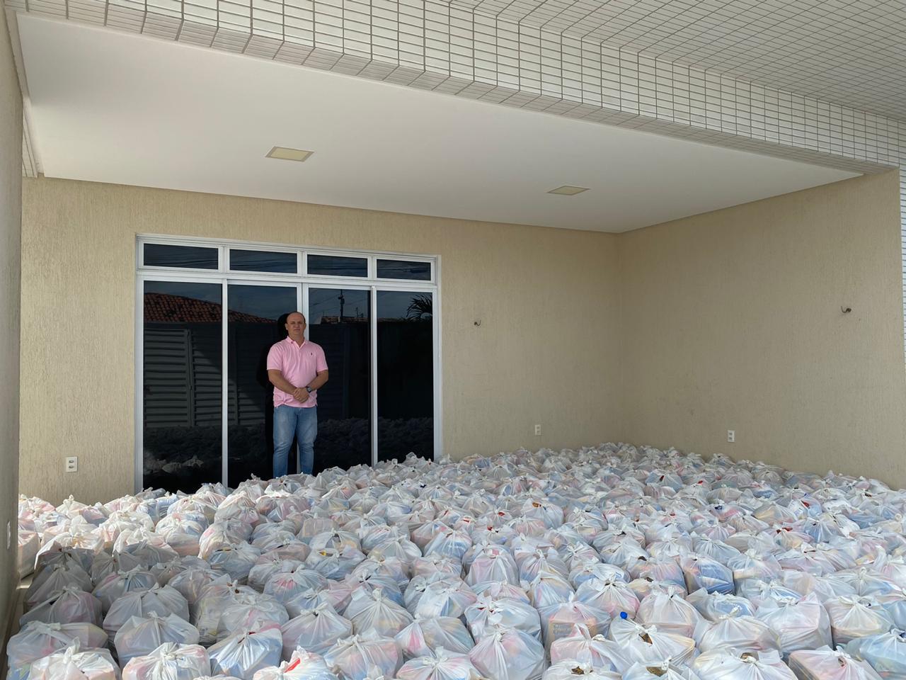Deputado investe salário na compra de 500 cestas básicas para  famílias carentes nesse tempo de pandemia