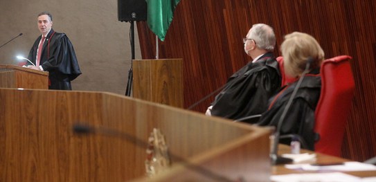 Ministro Luís Barroso assume presidência do TSE em tempo de pandemia e discussão sobre adiamento das eleições municipais