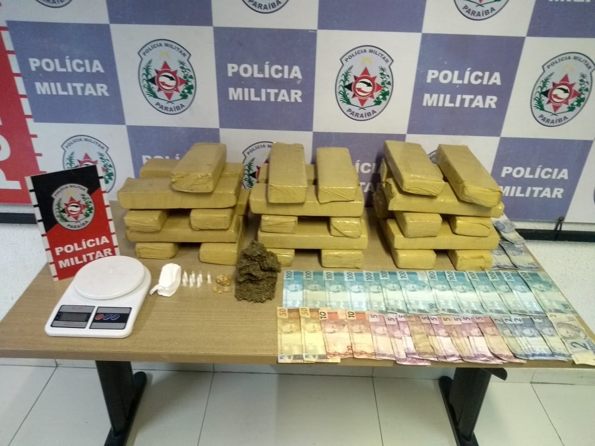 Polícia Militar apreende dinheiro, maconha e cocaína em operação realizada na Comunidade do Iraque, em João Pessoa