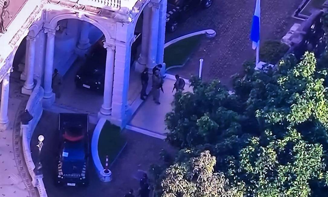 Com autorização do STJ, PF faz operação contra desvios na saúde com buscas na residência do governador Wilson Witzel do RJ