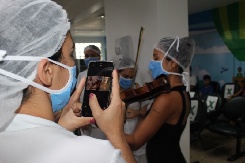 Cliente organiza apresentação com violino para em agradecimento à  equipe do Hospital Moacir Dantas da Unimed JP