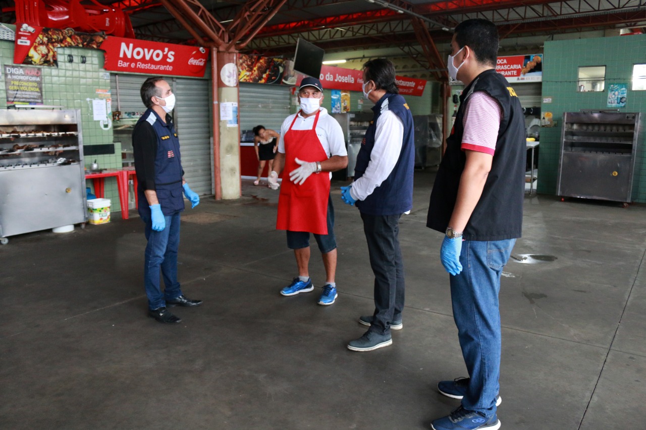 Sedurb inicia instalação de pias em mercados públicos e distribuição de máscaras com a população de João Pessoa em ações contra a propagação do Coronavírus