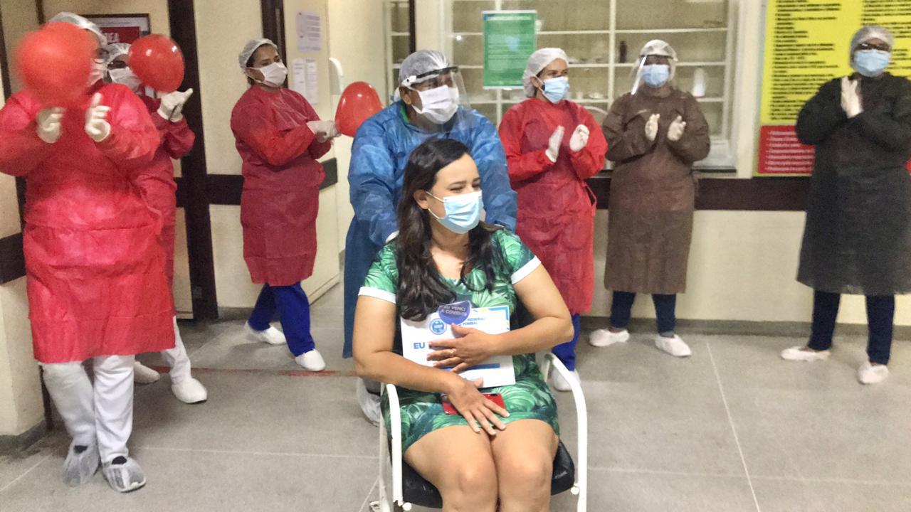 Paciente celebra cura do Covid-19 ao receber alta no Hospital Regional de Pombal