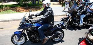 Presidente Bolsonaro aproveita final de semana para passear de moto em Brasília