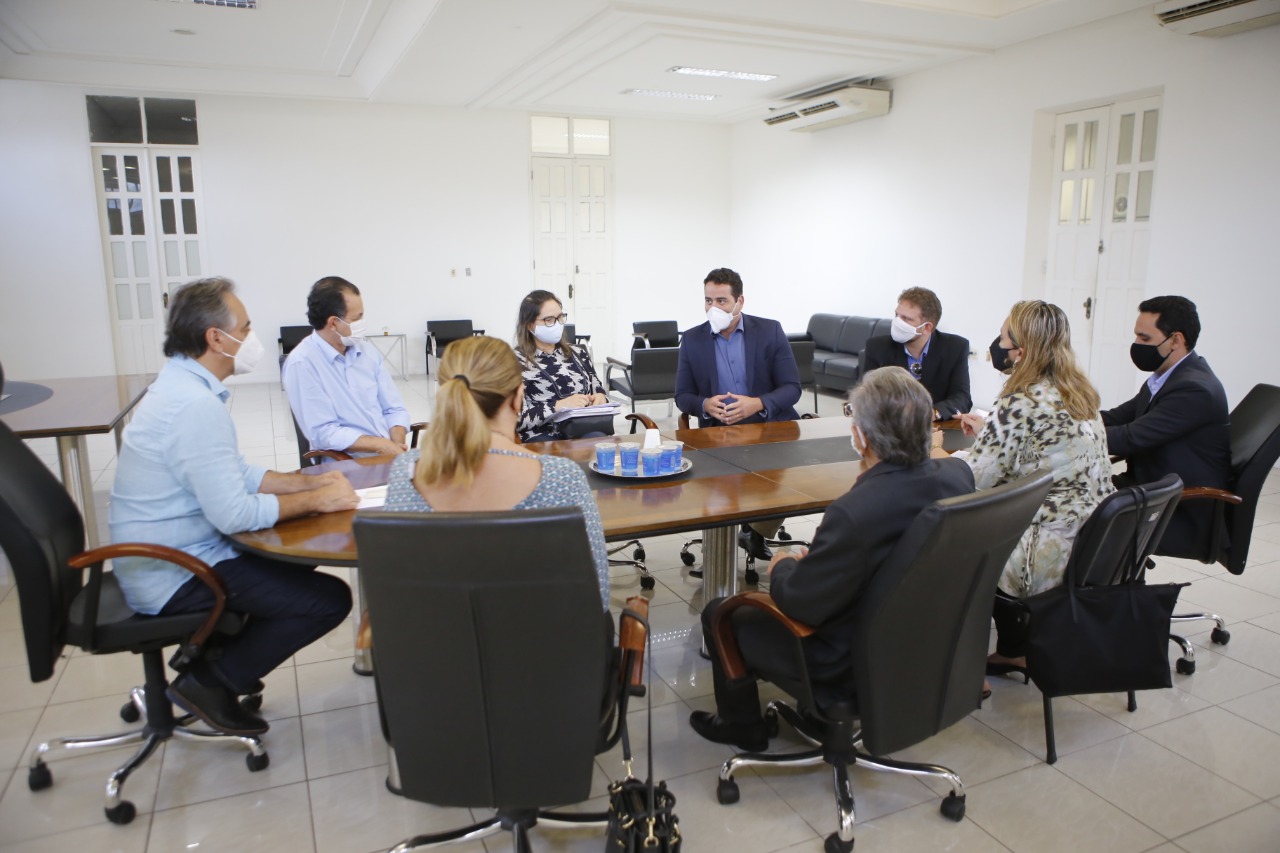 Prefeito Luciano Cartaxo discute com a direção do Hospital Napoleão Laureano sobre agilização na liberação de recursos de emendas parlamentares