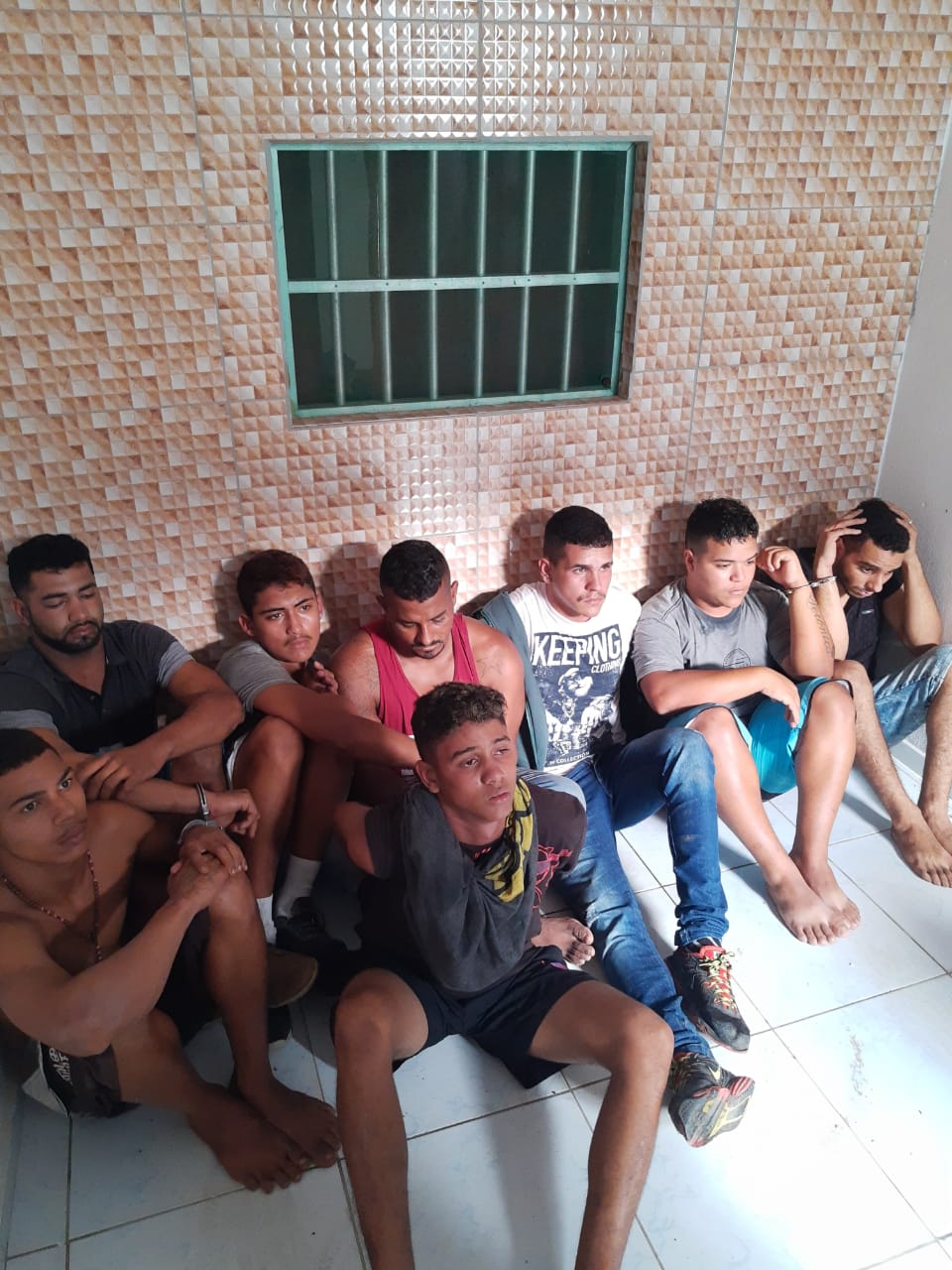 Polícia Militar cerca comunidade Maria de Nazaré, prende oito suspeitos e apreende nove armas