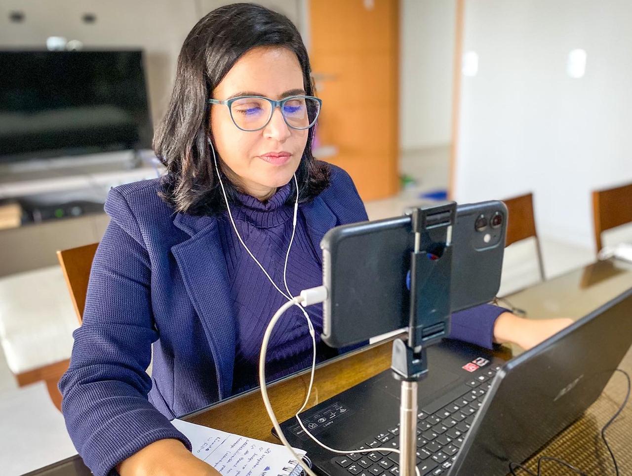 Deputada Pollyanna Dutra destaca projeto de sua autoria voltado à categoria do Servidor Público