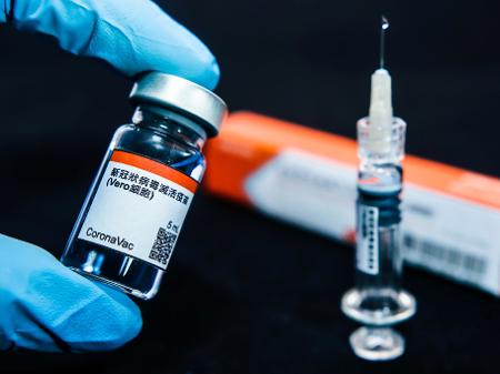 A China está preocupada com baixa eficácia de suas vacinas contra Covid; chineses avaliam a possibilidade de aumentar a quantidade de doses