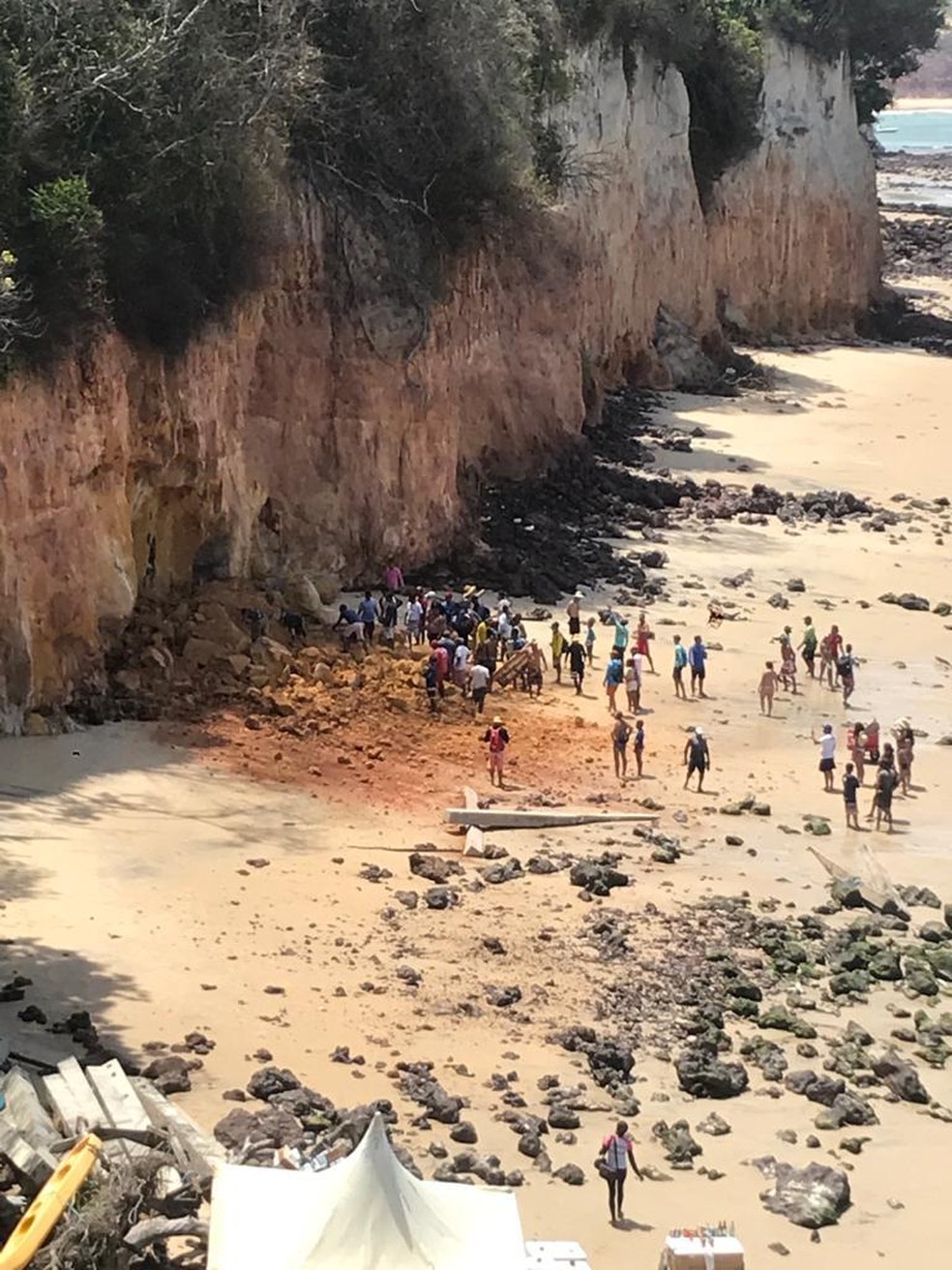 TRAGÉDIA: Parte de falésia desaba na praia de Pipa e ao menos 3 de uma mesma família morrem, diz PM