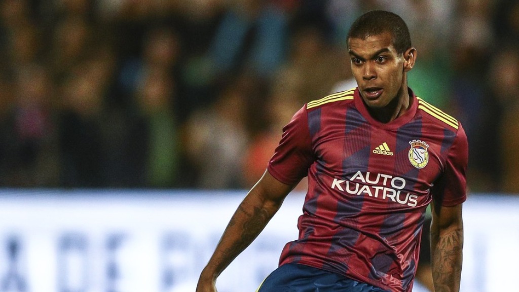 Jogador brasileiro Alex Apolinário morre em Portugal vítima de parada cardíaca