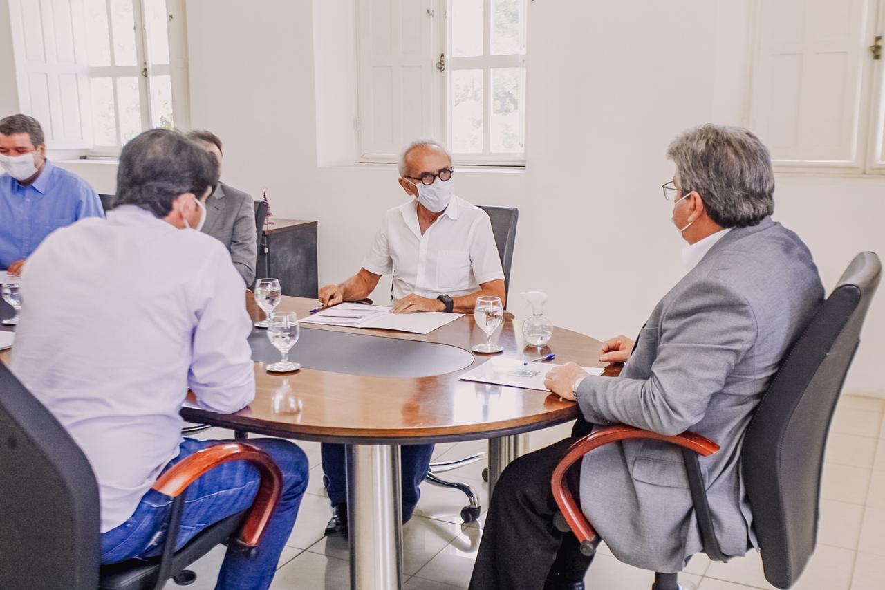 Prefeito Cícero e o governador João Azevedo anunciam durante reunião no Paço Municipal ações conjuntas nas áreas de infraestrutura, meio ambiente e saúde