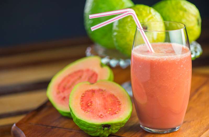 FIQUE SABENDO: Goiaba tem capacidade de vitamina C 6 vezes maior do que laranja